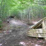 Drop und Wallride im Wald