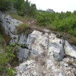 Fahrt über einen steilen Felsen