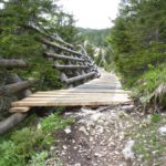 Trail entlang des Lawinenverbaus