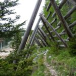 Trail entlang des Lawinenverbaus