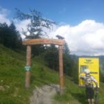 Einfahrt zum Gaisberg Trail mit Infotafel