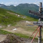 Abzweigung zum Bergstadltrail rechts, links geht es weiter am Hacklberg Trail