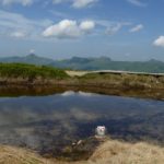 Kleiner See mit Ausblick auf die umliegenden Berge