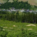 Über mehrere Kurven geht es Richtung Tal