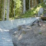 steiler Holz-Anlieger in einer sehr engen 180° Kurve