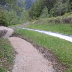 Oberer Teil der Blue Lollipop im Bikepark Wurbauerkogel, rechts die Sommerrodelbahn