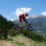 Biker auf Drop am EinsEinser Trail Neustift