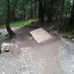 Drop vor Kurve im Bikepark Hindelang