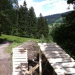 zwei unterschiedlich hohe Drops im Bikepark Hindelang