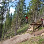 Biker springt Drop im Bikepark Mariazeller Bürgeralpe