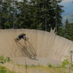 Biker auf großem Wallride im Bikepark Wagrain