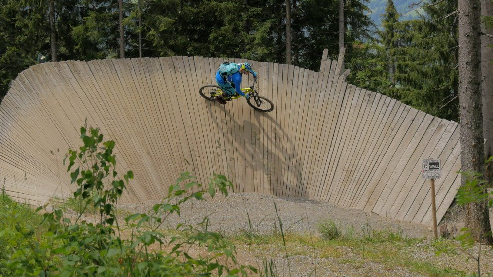 Biker auf Wallride im Bikepark Wagrain